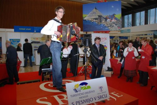 Brez harmonikarja v Gorenjski folklorni skupini ne gre